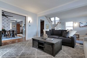 Smart TV, caminetto, libri