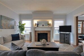 Smart TV, caminetto, libri