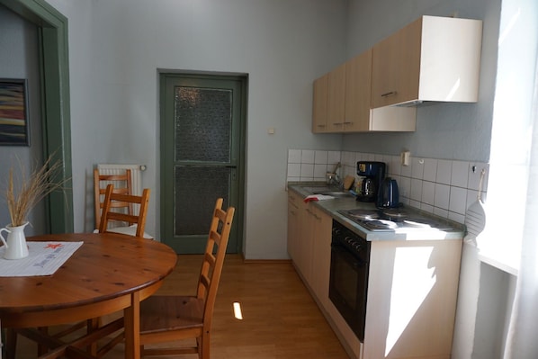 Kühlschrank, Ofen, Herdplatte, Wasserkocher mit Kaffee-/Teezubehör