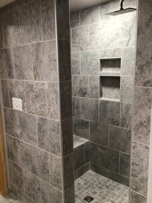 Bruser, hårtørrer, håndklæder, Shampoo