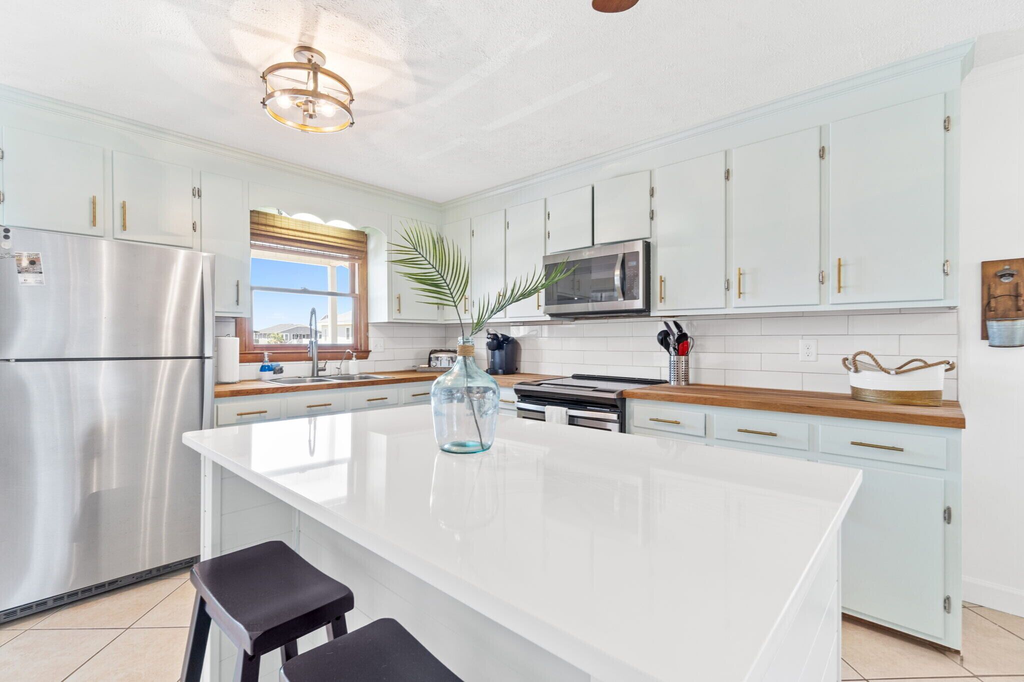 Water front 4 BDR canal house🐬. Linens, kayaks, bikes included!🏖 Come fishing🎣