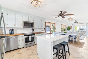 Jääkaappi, mikroaaltouuni, uuni, liesi