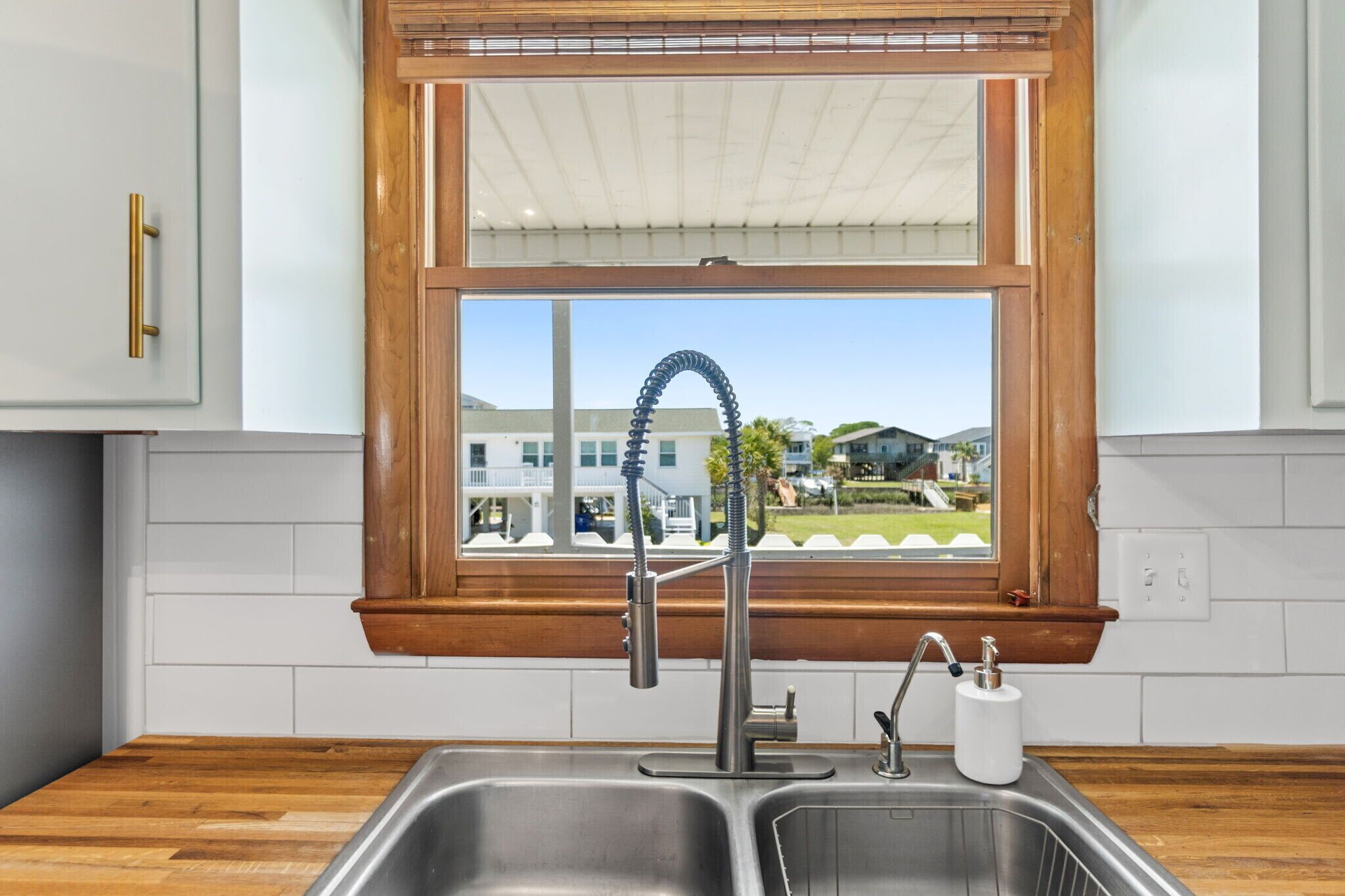 Water front 4 BDR canal house🐬. Linens, kayaks, bikes included!🏖 Come fishing🎣