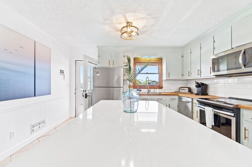 Water front 4 BDR canal house🐬. Linens, kayaks included!🏖 Come fishing🎣