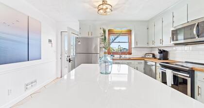 Water front 4 BDR canal house🐬. Linens, kayaks included!🏖 Come fishing🎣