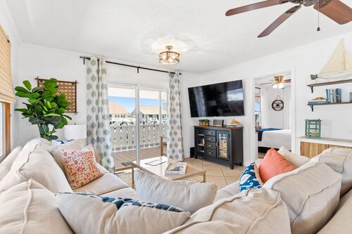 Water front 4 BDR canal house🐬. Linens, kayaks included!🏖 Come fishing🎣