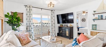 Water front 4 BDR canal house🐬. Linens, kayaks included!🏖 Come fishing🎣