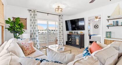 Water front 4 BDR canal house🐬. Linens, kayaks included!🏖 Come fishing🎣