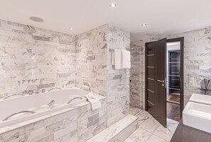 Luxury-Apartment (incl. cleaning fee of 600 CHF) | Badezimmer