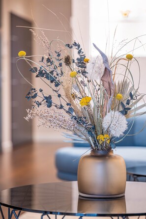 شقة فاخرة (incl. cleaning fee of 600 CHF) | منطقة المعيشة | تلفزيون بشاشة مسطحة، أرضيات مدفأة