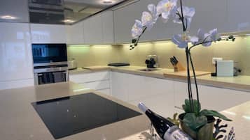 Departamento de lujo (incl. cleaning fee of 600 CHF) | Cocina privada | Refrigerador