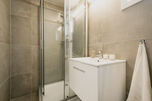 Klassieke studio suite | Badkamer met douche