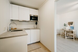 Classic Studio Suite | Private kitchenette | Mini-fridge, oven, stovetop, dishwasher