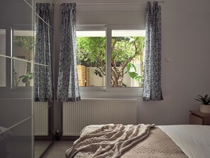 1 habitación, escritorio y tabla de planchar con plancha 