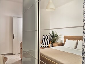1 chambre, bureau, fer et planche à repasser, accès Internet