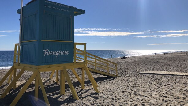 A lifeguard tower with the name 'Fuengirola' on a beach. - SUITE MARINA BEACH COSTA DEL SOL (Fuengirola)
