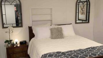 1 chambre, bureau, fer et planche à repasser, lit parapluie