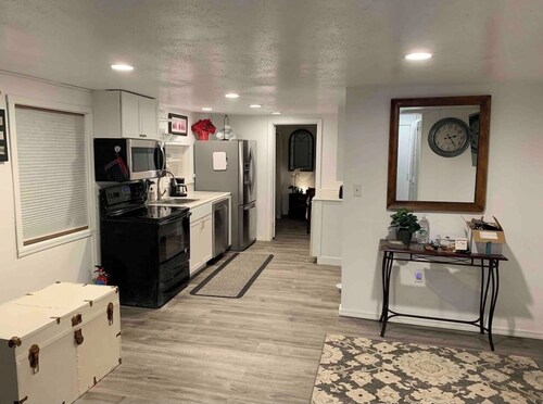 Cozy 1BR Cottage Near Lake, Trails & City Access