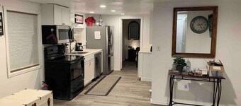 Cozy 1BR Cottage Near Lake, Trails & City Access