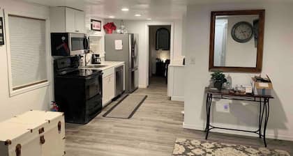 Cozy 1BR Cottage Near Lake, Trails & City Access