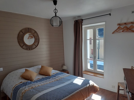 2 bedrooms, free WiFi, bed sheets. Angel's'unusual 2-star gîte in the heart of Josselin