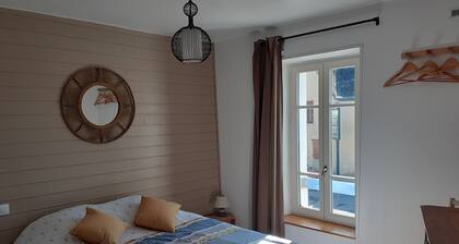 Angel's unusual 2-star gĂźte in the heart of Josselin