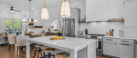 Refrigerador, microondas, horno y parrilla de estufa