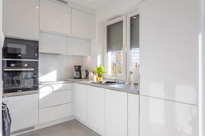Réfrigérateur, four à micro-ondes, un four, surface de cuisson