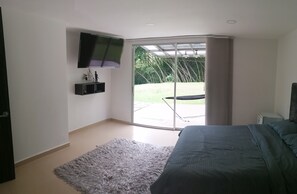 3 bedrooms, desk, iron/ironing board, free WiFi