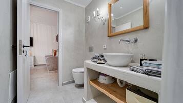 Ducha, secador de pelo, toallas y jabón