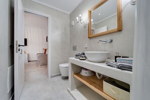 Ducha, secador de pelo, toallas y jabón