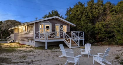 The Emerald Cottage - renovated 1950s beach cottage one block to beach ,hot tub🤍