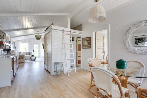 The Emerald Cottage - renovated 1950s beach cottage one block to beach ,hot tub🤍