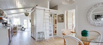 The Emerald Cottage - renovated 1950s beach cottage one block to beach ,hot tub🤍