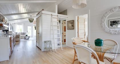 The Emerald Cottage - renovated 1950s beach cottage one block to beach ,hot tub🤍