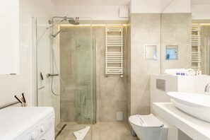 Een douche, een haardroger, handdoeken, zeep