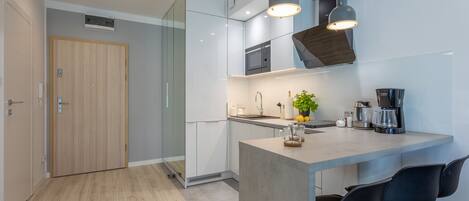 Fridge, microwave, stovetop, dishwasher