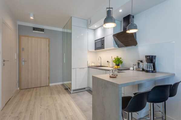 Jääkaappi, mikroaaltouuni, liesi, astianpesukone