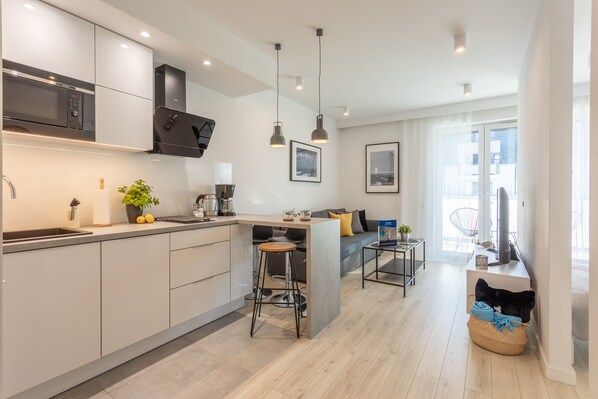 Fridge, microwave, stovetop, dishwasher