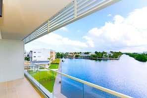 Villa de lujo, 3 habitaciones, terraza, vistas al canal | Balcón