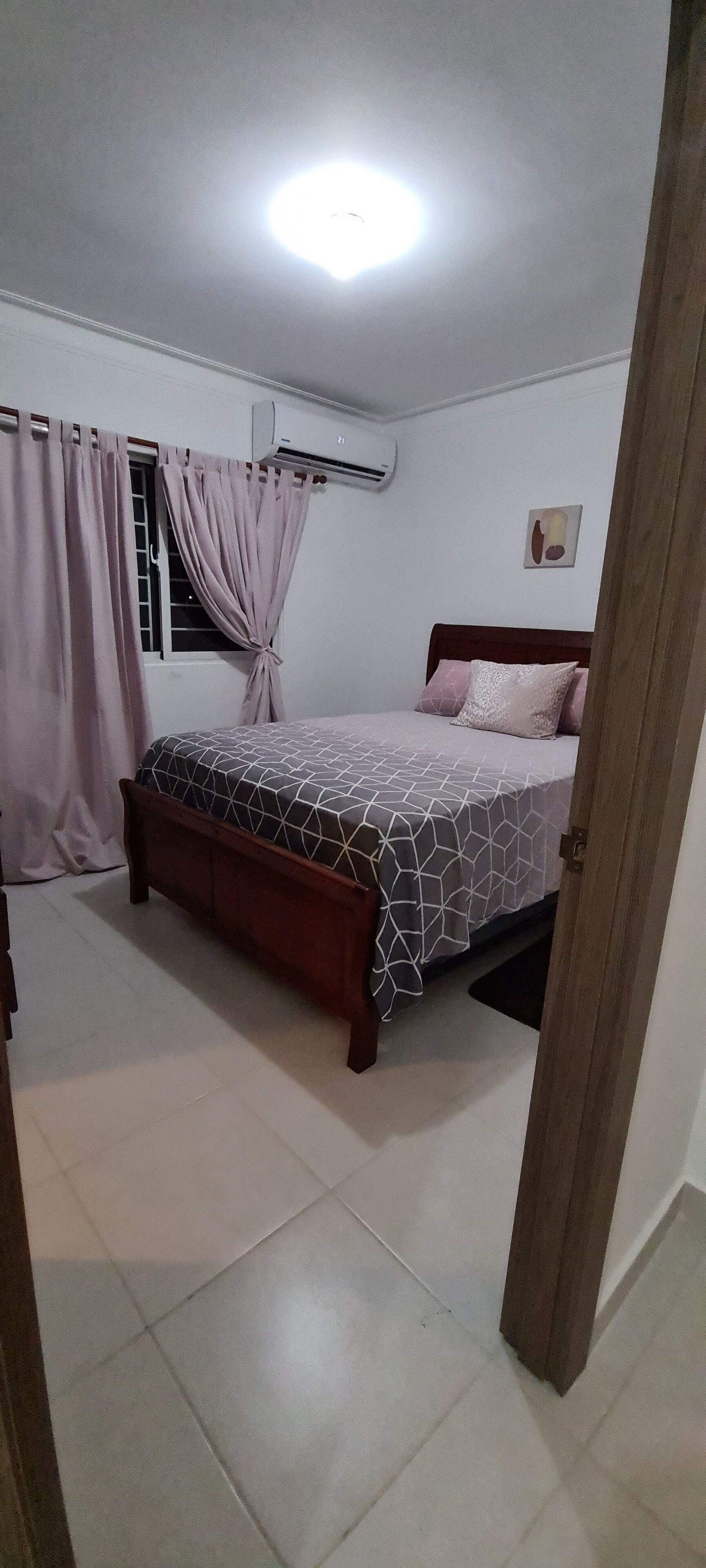 3 makuuhuonetta, työpöytä, vauvan matkasänky, Wi-Fi