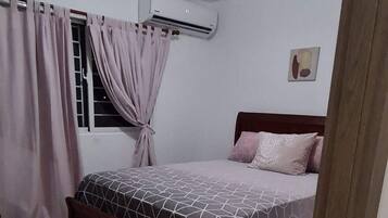 3 bedrooms, desk, travel crib, WiFi