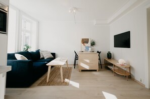 Premier-Apartment | Wohnzimmer | 125-cm-Smart-TV mit Digitalempfang, Fernseher, Netflix