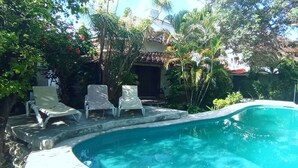 Outdoor pool, open 8:00 AM to 10:00 PM, sun loungers - Hippie Villa Cancun (Cancun)