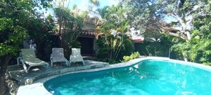 Outdoor pool, open 8:00 AM to 10:00 PM, sun loungers - Hippie Villa Cancun (Cancun)