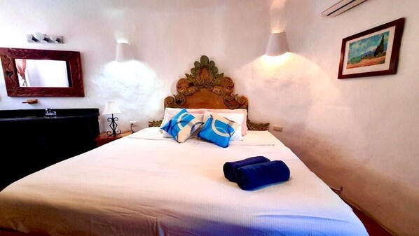 Room (KBS) | WiFi (free), bed sheets - Hippie Villa Cancun (Cancun)