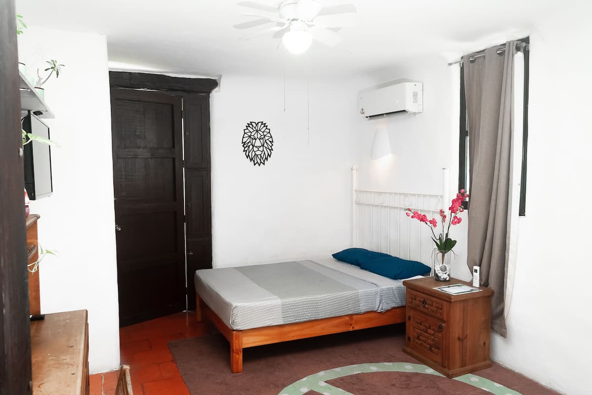 Room (Hippie) | Free WiFi, bed sheets