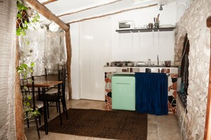 Deluxe Studio, 1 Queen Bed | Free WiFi, bed sheets