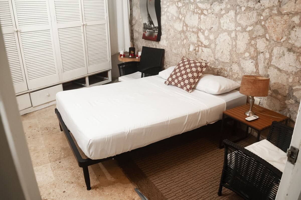 Deluxe Studio, 1 Queen Bed | Free WiFi, bed sheets