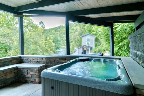 PENN STATE Country Creek Cottage w/ Hot Tub - ON Spring Creek and 7 miles to PSU